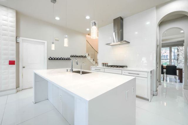 2246 Longview Road, Irving, TX 75063