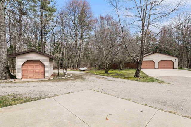 1754 W Chippewa River Road, Midland, MI 48640
