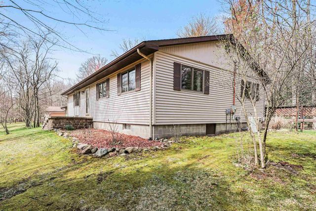 1754 W Chippewa River Road, Midland, MI 48640