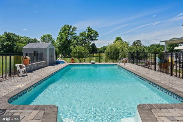75 SAINT JOHNS RD W, Littlestown, PA 17340