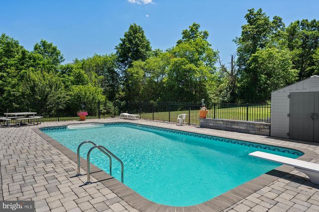 75 SAINT JOHNS RD W, Littlestown, PA 17340
