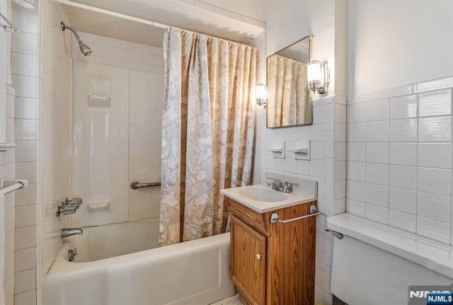 54 Gall Avenue, Elmwood Park, NJ 07407