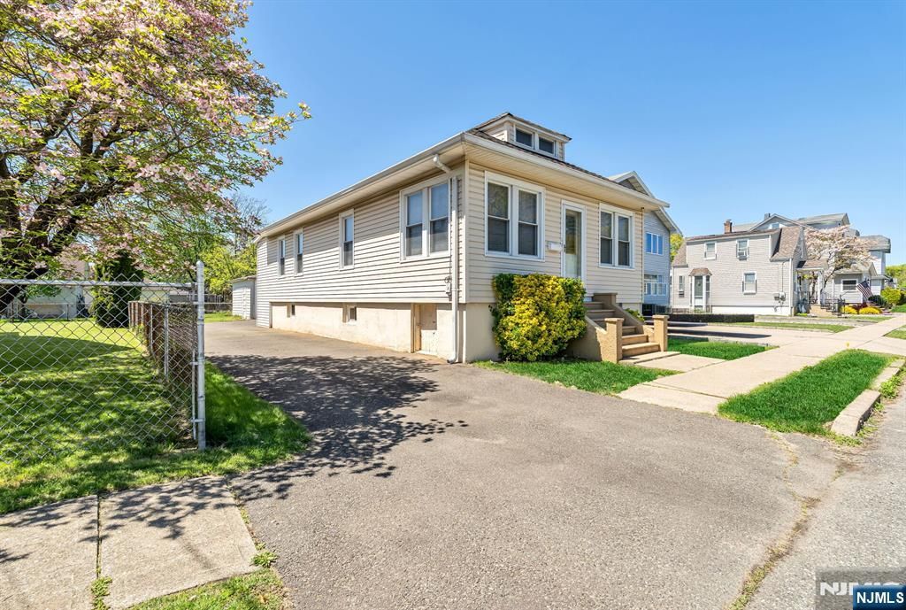54 Gall Avenue, Elmwood Park, NJ 07407