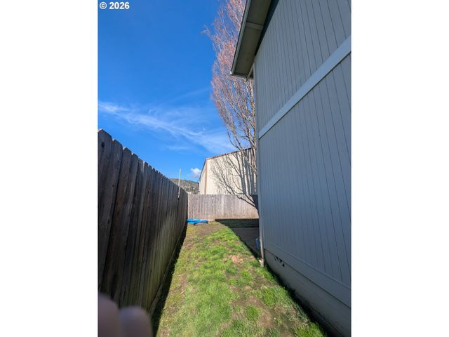 202 Ne RIFLE RANGE St 6, Roseburg, OR 97470