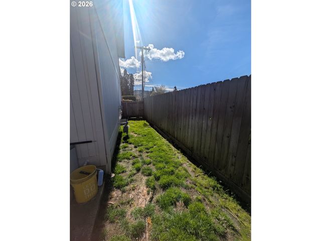 202 Ne RIFLE RANGE St 6, Roseburg, OR 97470