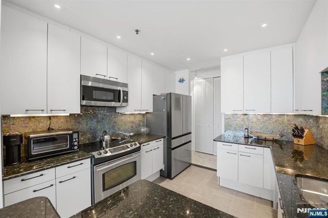 100 Carlyle Drive 6M-N, Cliffside Park, NJ 07010