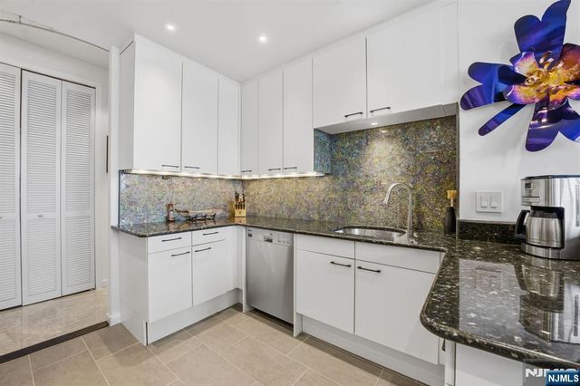 100 Carlyle Drive 6M-N, Cliffside Park, NJ 07010