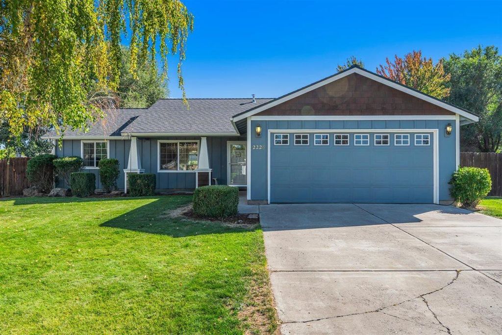 2228 SW Stonehedge Court, Redmond, OR 97756