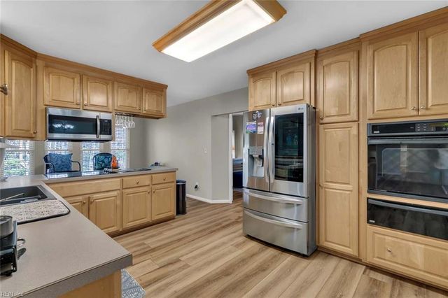 7056 Hunters Pointe DR, Gloucester, VA 23061