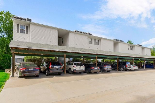 2305 NE 68th Street, Gladstone, MO 64118