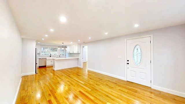 8 Reardon Rd, Hudson, MA 01749