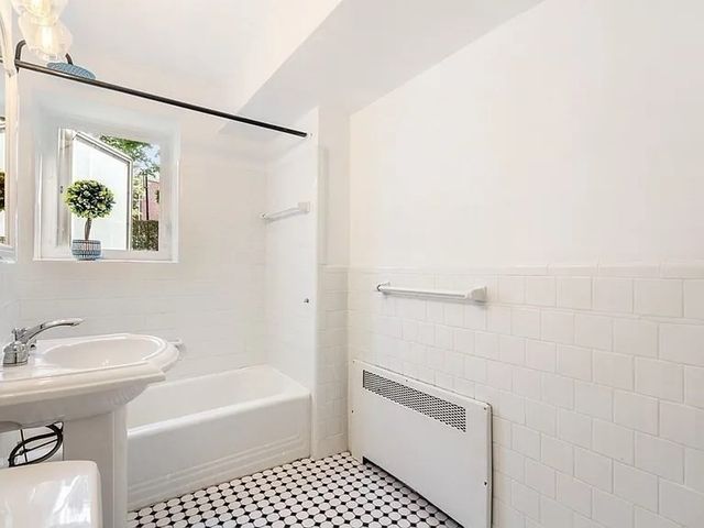 549 Centre St 2, Newton, MA 02458