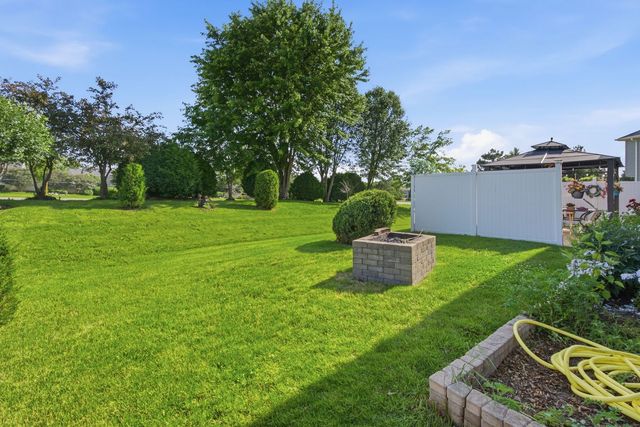 608 Lindsay Circle, North Aurora, IL 60542