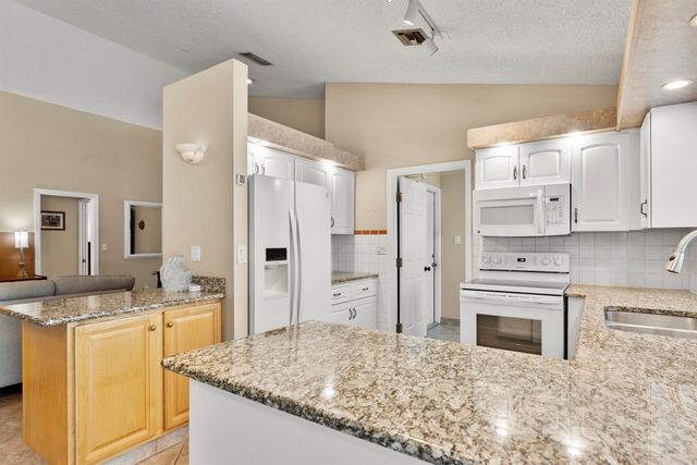 107 Executive Circle, Boynton Beach, FL 33436