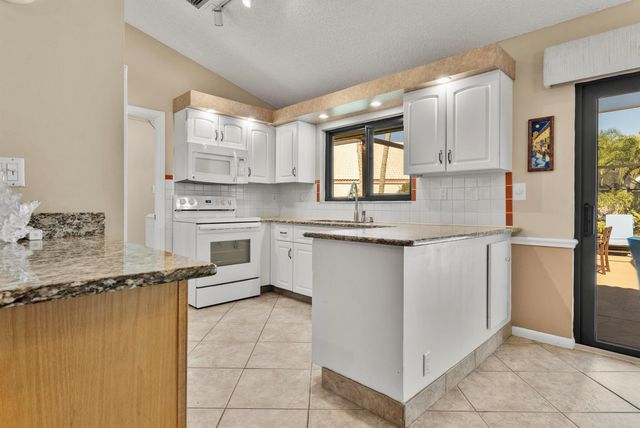 107 Executive Circle, Boynton Beach, FL 33436