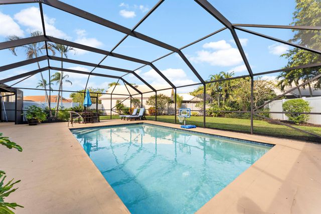 107 Executive Circle, Boynton Beach, FL 33436