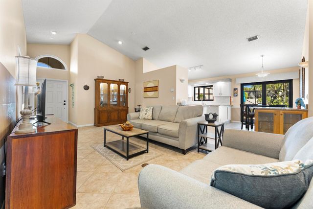 107 Executive Circle, Boynton Beach, FL 33436