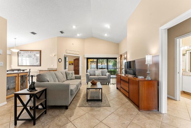107 Executive Circle, Boynton Beach, FL 33436