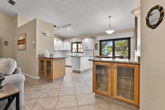 107 Executive Circle, Boynton Beach, FL 33436