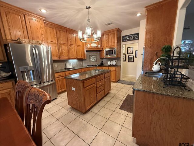 910 Holly Hill Ln, Mount Pleasant, TX 75455
