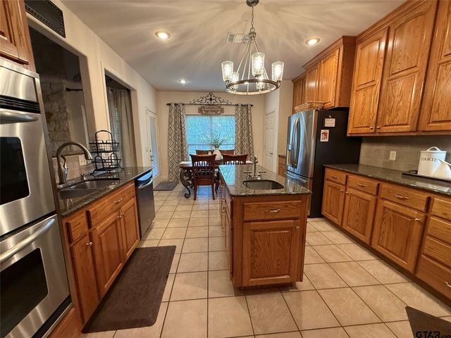 910 Holly Hill Ln, Mount Pleasant, TX 75455