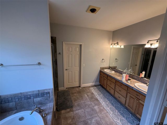 910 Holly Hill Ln, Mount Pleasant, TX 75455
