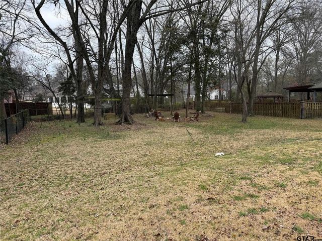 910 Holly Hill Ln, Mount Pleasant, TX 75455
