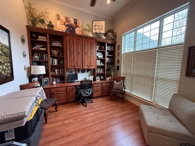 910 Holly Hill Ln, Mount Pleasant, TX 75455
