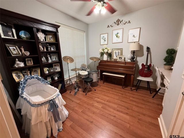 910 Holly Hill Ln, Mount Pleasant, TX 75455