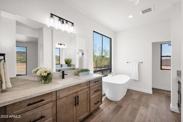 553 W Cavalry Road, New River, AZ 85087