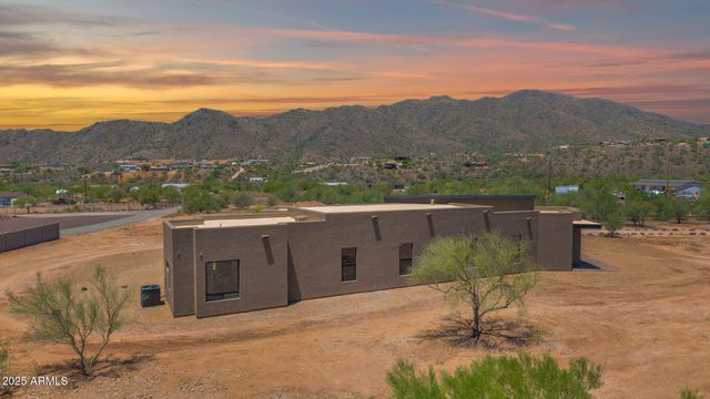 553 W Cavalry Road, New River, AZ 85087