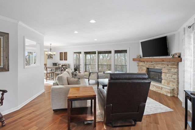 30527 Mountain LANE, Waterford, WI 53185