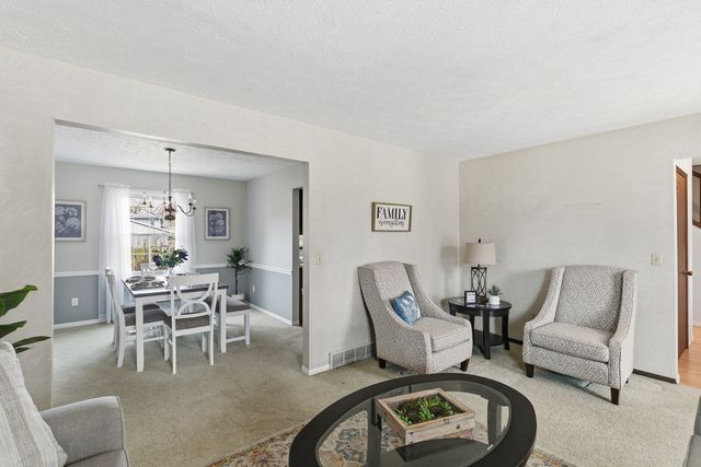 2540 E Crest Avenue, Bettendorf, IA 52722