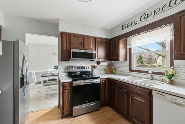 2540 E Crest Avenue, Bettendorf, IA 52722