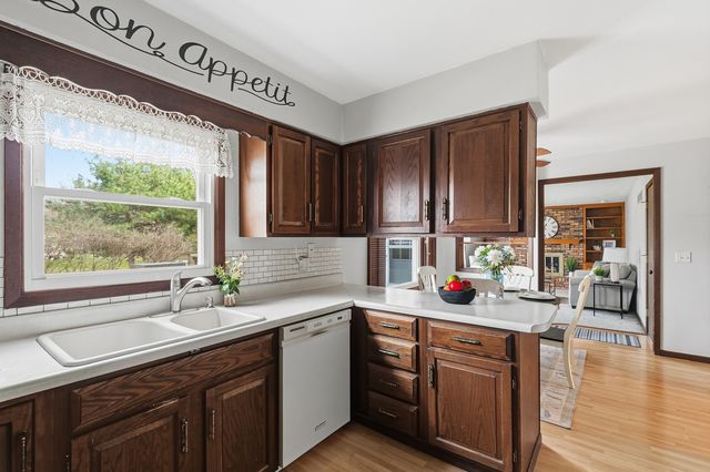 2540 E Crest Avenue, Bettendorf, IA 52722