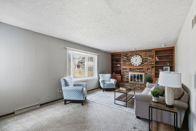 2540 E Crest Avenue, Bettendorf, IA 52722