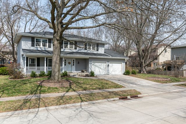 2540 E Crest Avenue, Bettendorf, IA 52722