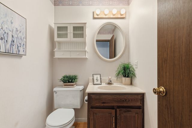 2540 E Crest Avenue, Bettendorf, IA 52722