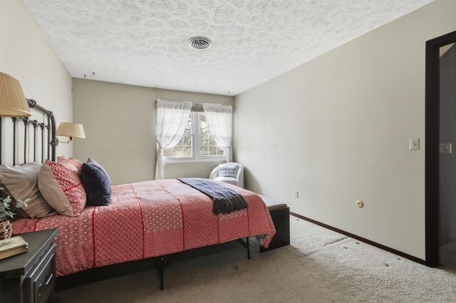 2540 E Crest Avenue, Bettendorf, IA 52722