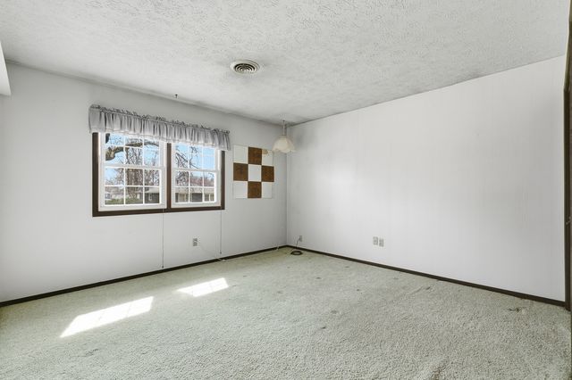 2540 E Crest Avenue, Bettendorf, IA 52722