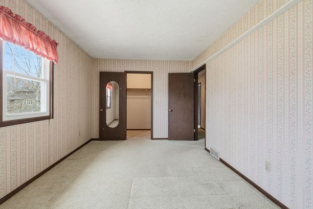 2540 E Crest Avenue, Bettendorf, IA 52722