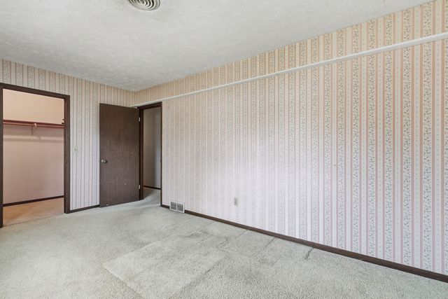 2540 E Crest Avenue, Bettendorf, IA 52722