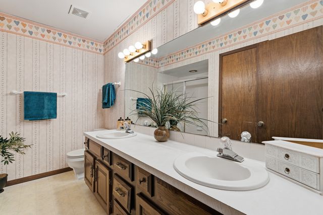 2540 E Crest Avenue, Bettendorf, IA 52722