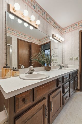 2540 E Crest Avenue, Bettendorf, IA 52722