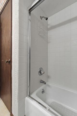 2540 E Crest Avenue, Bettendorf, IA 52722