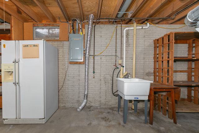 2540 E Crest Avenue, Bettendorf, IA 52722