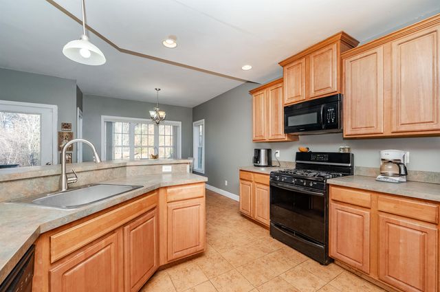 16 Pond Road, Raymond, NH 03077