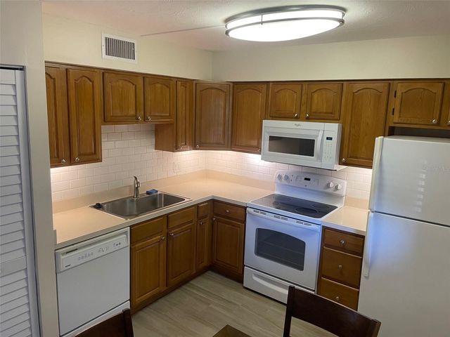 370 BASE AVENUE E 107, Venice, FL 34285