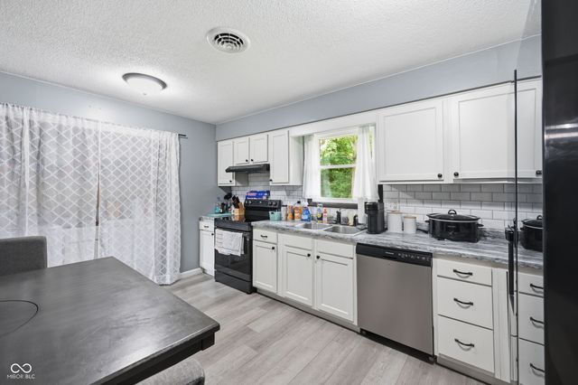 7000 W Edgewood Drive, Yorktown, IN 47396