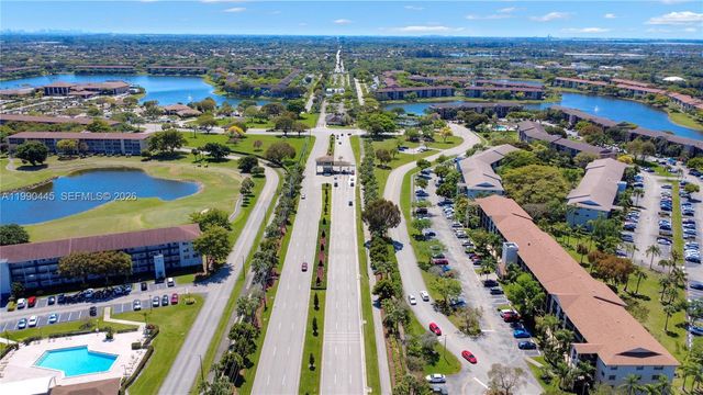 700 SW 137th Ave 303H, Pembroke Pines, FL 33027